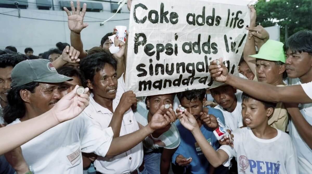 Надпись на плакате: «Coke adds life. Pepsi adds lie!»